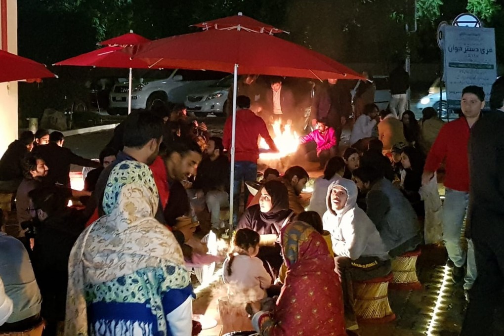 A full house at tea stall Tandoor Junction in Islamabad. Photo: Kaswar Klasra