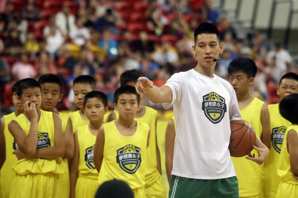 Jeremy Lin talks to young Taiwanese players during a basketball clinic in Taipei. Photo: AP