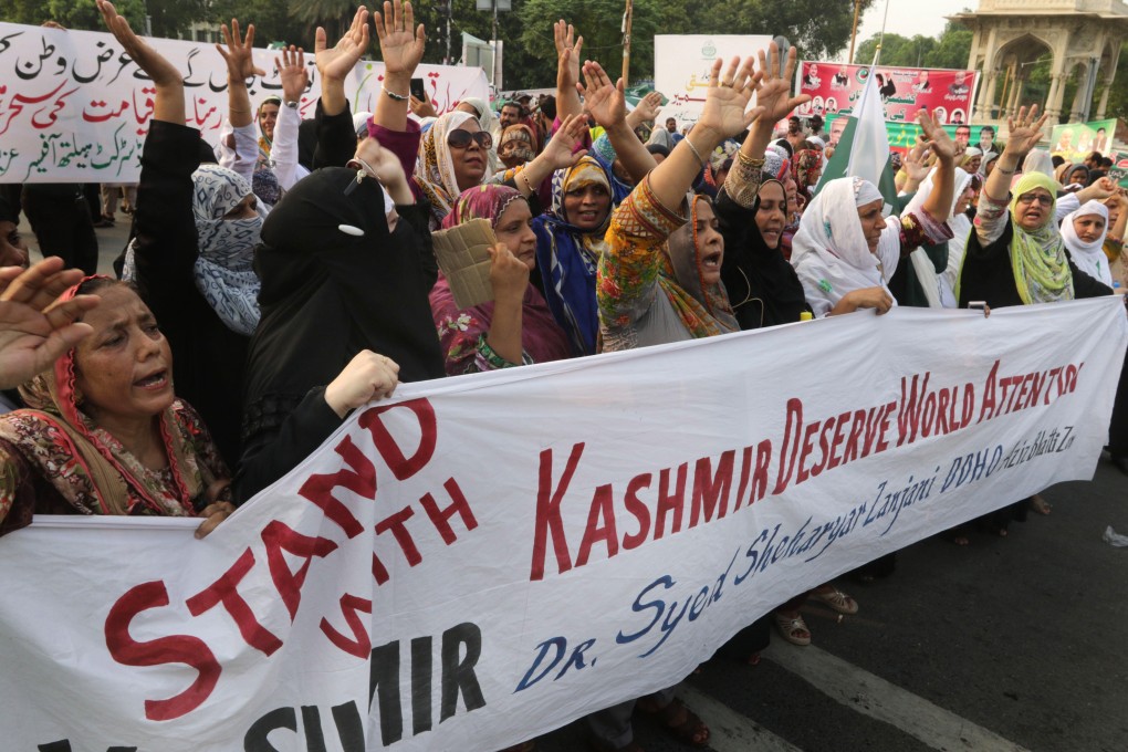 Pakistanis protest after the Indian government removed the special status granted to the region of Kashmir, in Lahore. Photo: EPA-EFE