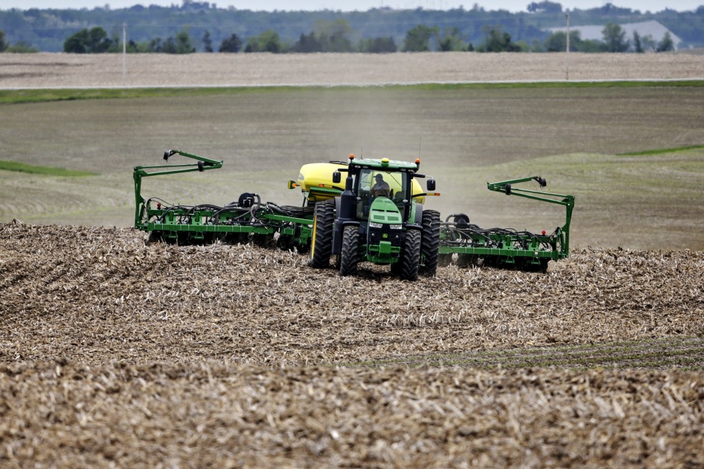 A farmer plants soybeans in Springfield, Nebraska. Photo: AP