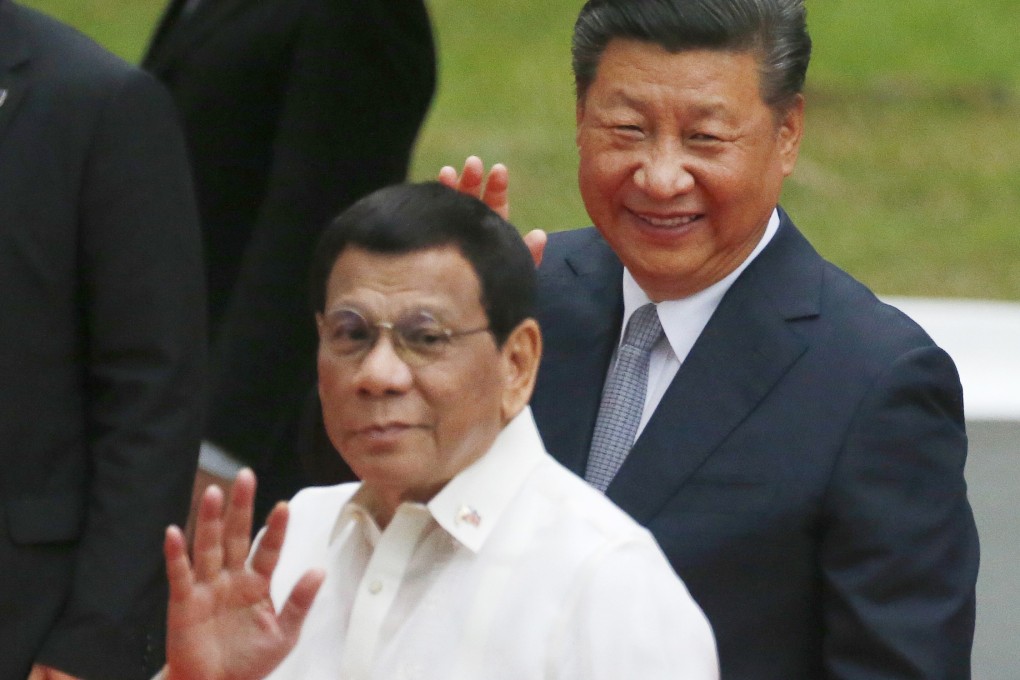 Philippine President Rodrigo Duterte and Chinese President Xi Jinping wave to the media following a ceremony at Malacanang Palace in Manila on November 20, 2018. Photo: AP