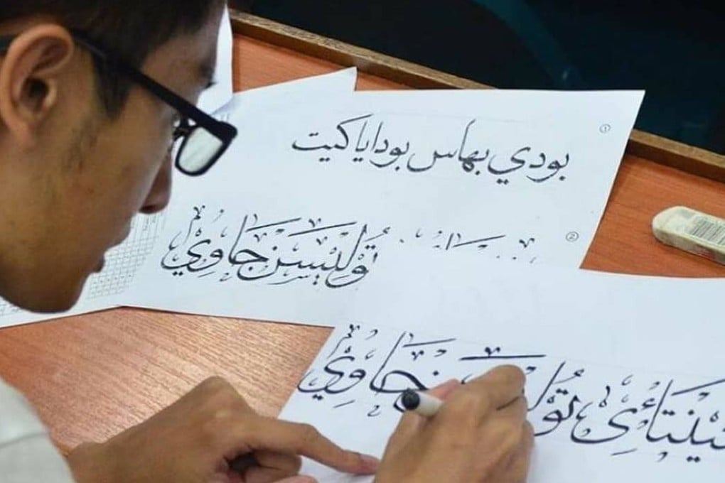 A Chinese student writes using ‘khat’ script in Malaysia. Photo: Ahemed Rafeeq | Twitter