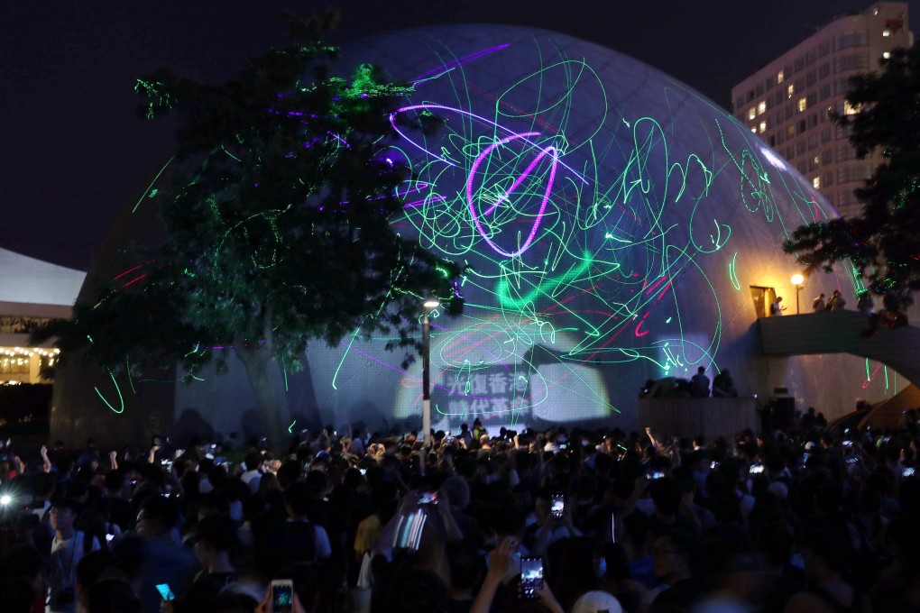 Protesters light up the Hong Kong Space Museum in Tsim Sha Tsui in protest after police arrested a student for possession of laser pointers, which authorities claim is an offensive weapon. Photo: Sam Tsang