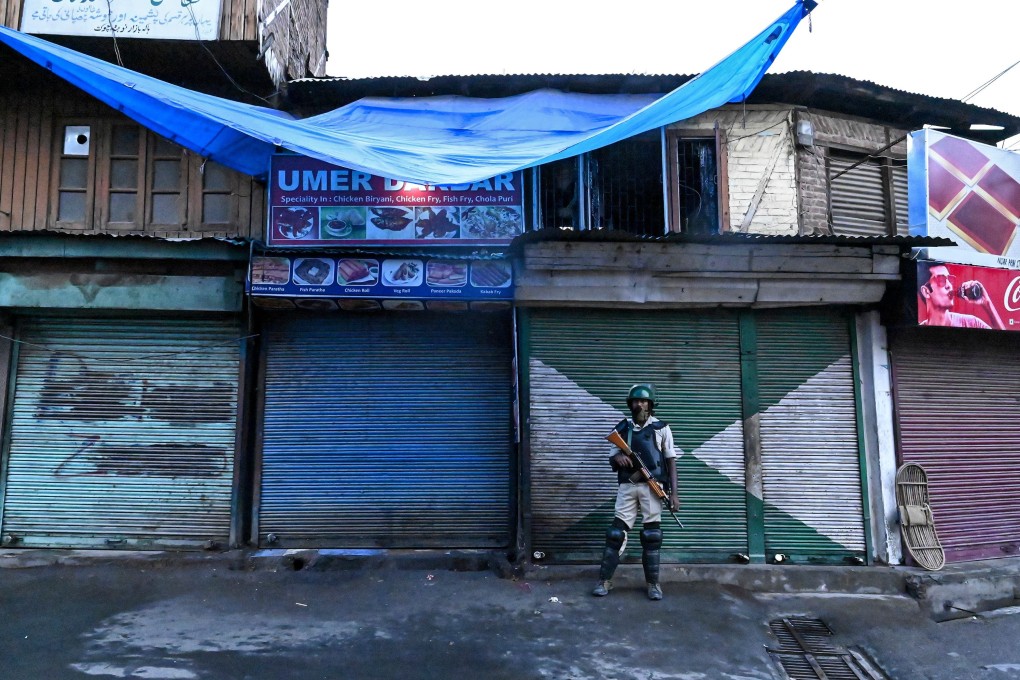 A security officer stands guard during a lock-down in Srinagar on August 10. Photo: AFP