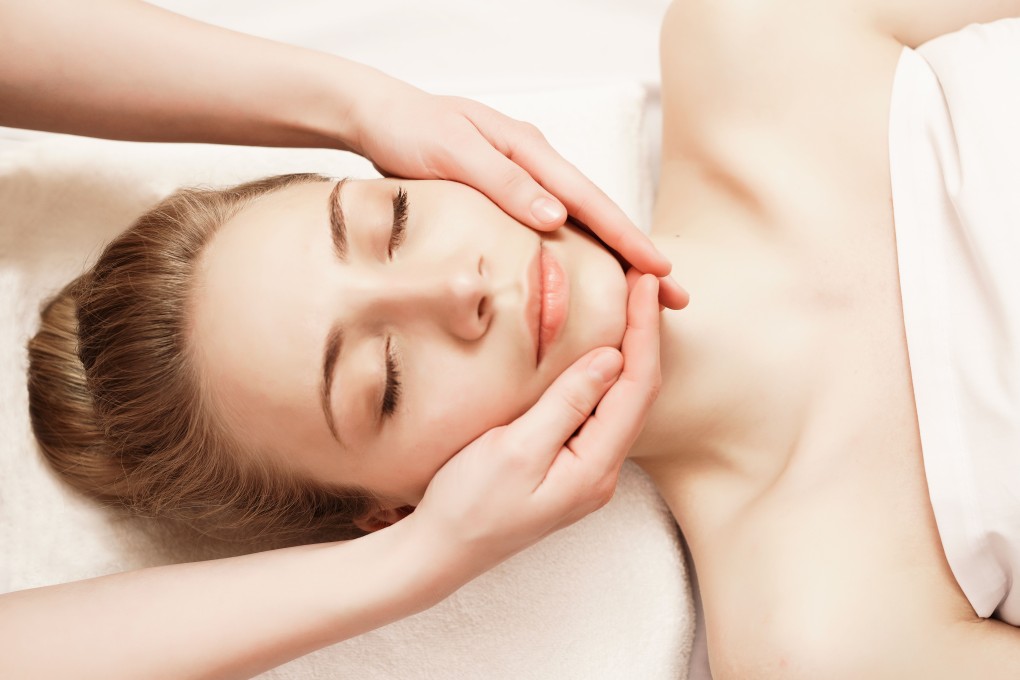 The buccal facial is a non-invasive workout for the facial muscles which improves blood circulation while creating a natural lifting effect on the face.