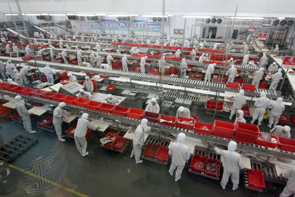 Employees process meat along a production line at a factory of Shuanghui (Shineway) Group in Luohe, Henan province, on June 17, 2013. Photo: Reuters
