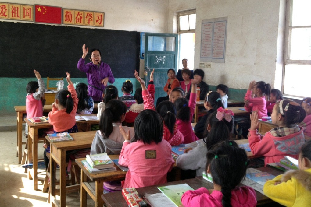 Counsellor Wang Ling, of the Maple Women's Psychological Counselling Centre in Beijing, teaches children how to protect their bodies. Photo: Wu Nan