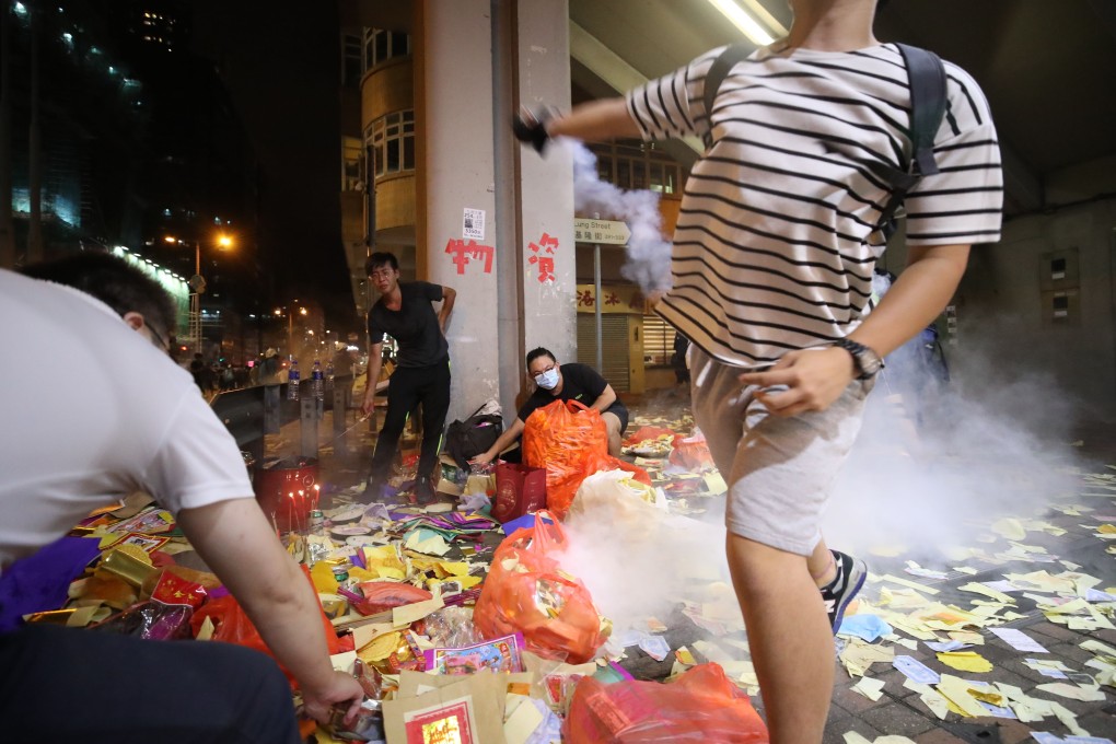 Protesters disperse as tear gas is fired in Sham Shui Po. Photo: Winson Wong