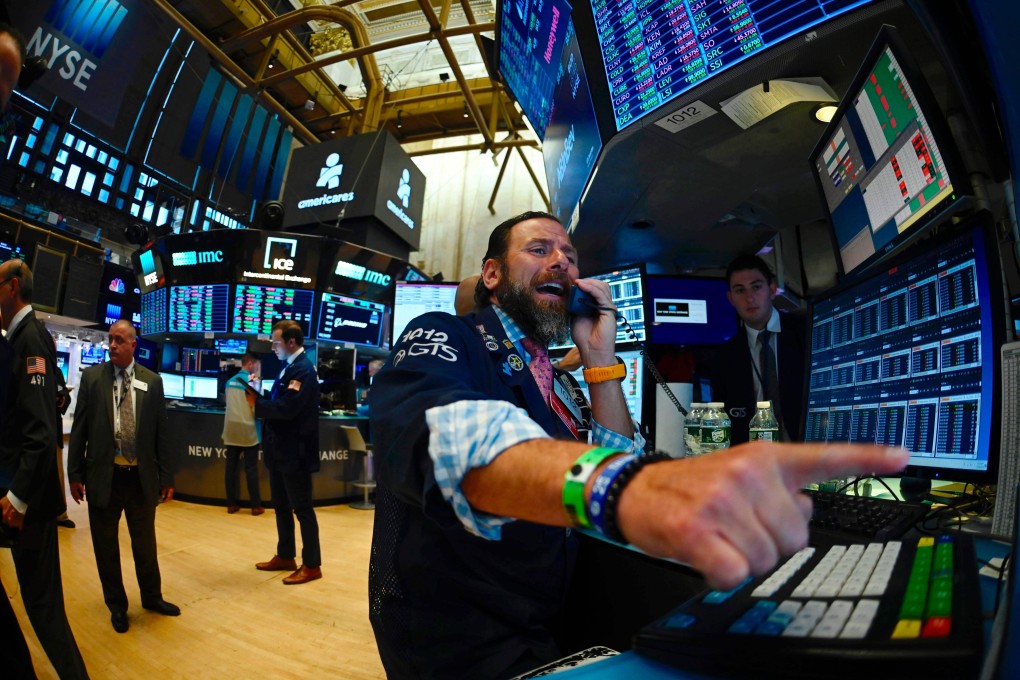 Traders at work after the opening bell at the New York Stock Exchange on August 15, when Wall Street stocks opened higher following mixed US economic data, bouncing modestly after the Dow suffered its worst session of the year. But brief “relief rallies” could be more signs that the markets are flying blind towards a crash landing. Photo: AFP