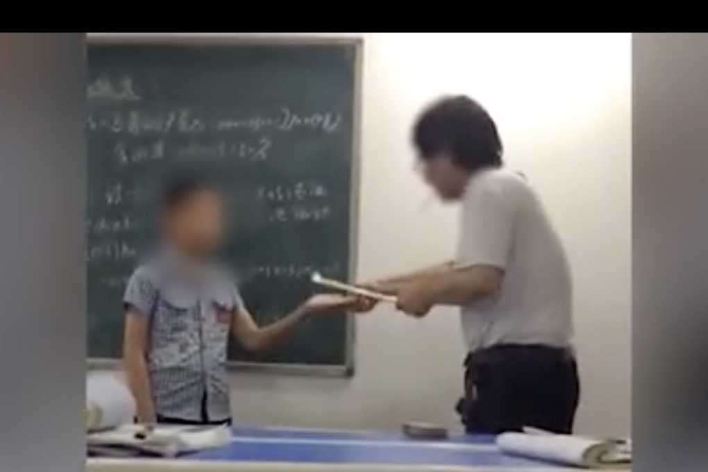 The instructor begins by beating the child on his hand. Photo: Weibo
