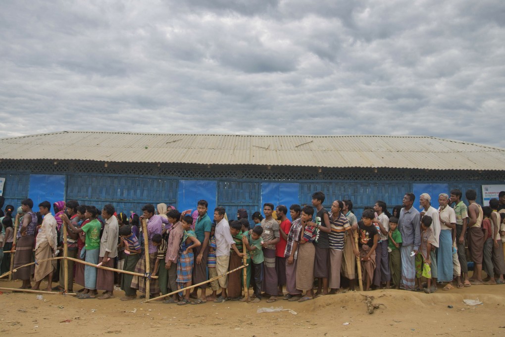 Rohingya Muslims, who crossed over from Myanmar into Bangladesh, wait to receive aid at Kutupalong refugee camp in Ukhiya, Bangladesh. Photo: AP
