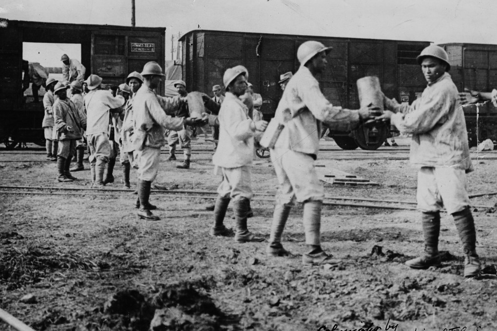 Members of the Chinese Labour Corps load ammunition shells onto a train. Photo: Kautz Family YMCA Archives, University of Minnesota