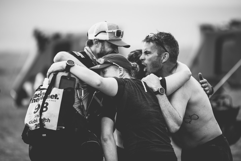 Hannamiina Tanninen embraces fellow runners. Runners give tips on how to ignore pain, instead of advising friends to stop when it hurts. Photos: Thiago Diz/RacingThePlanet