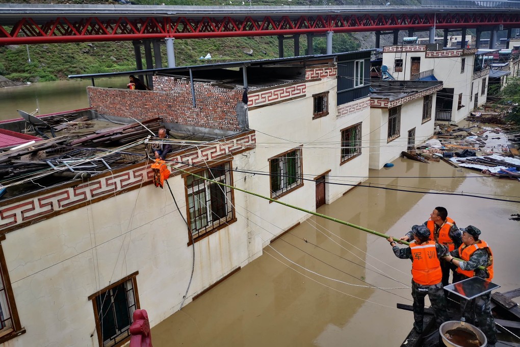 Rescuers send life jackets to villagers in Xiazhuang village in Wenchuan county, Sichuan province, after three days of rain and mudslides. Photo: Xinhua