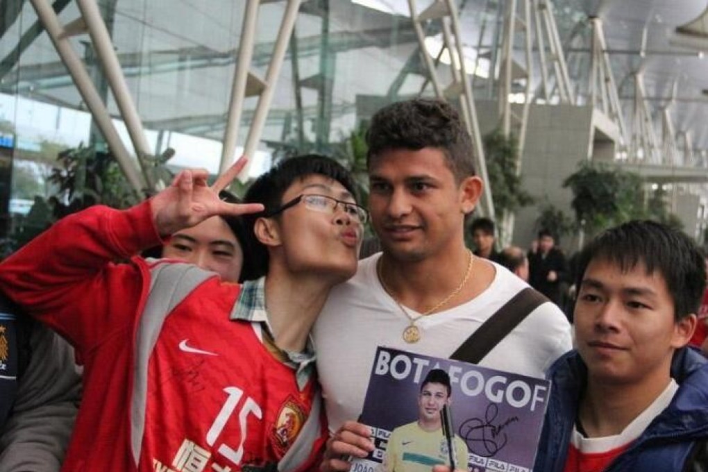 Brazilian footballer Elkeson (C) is greeted by fans on his arrival in China in 2013. Photo: Sina Weibo/Elkeson