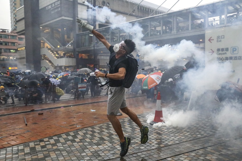 Hong Kong police and anti-government protesters clashed again on Sunday. Photo: Dickson Lee