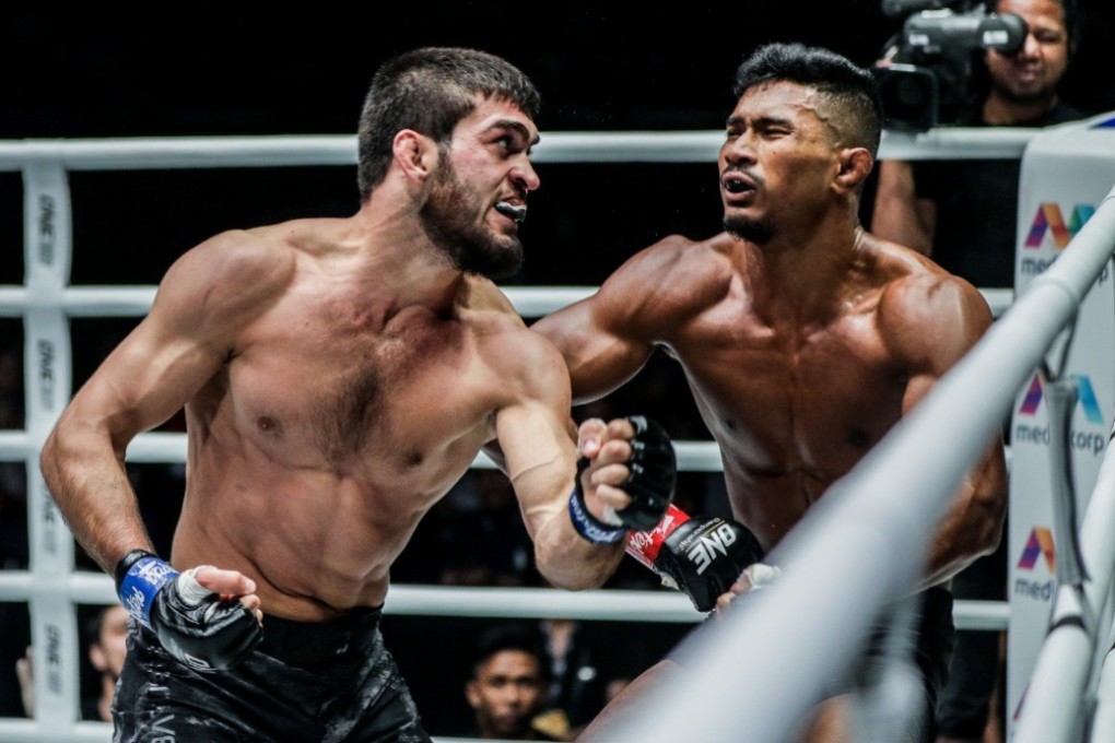 Dagi Arslanaliev punches Amir Khan