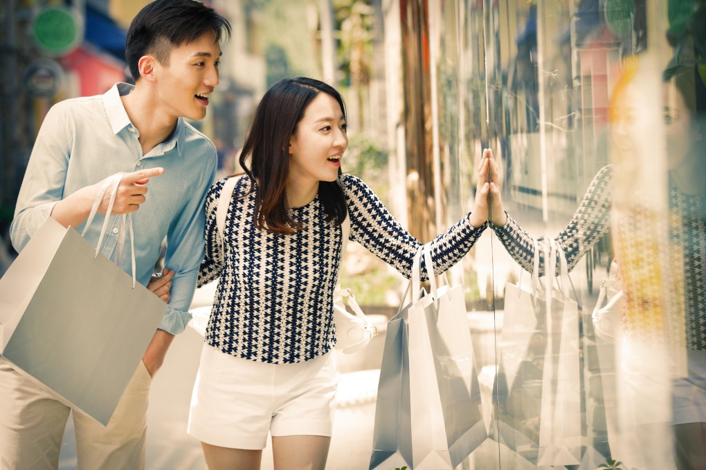 Young lovers shopping. Photo: Alamy