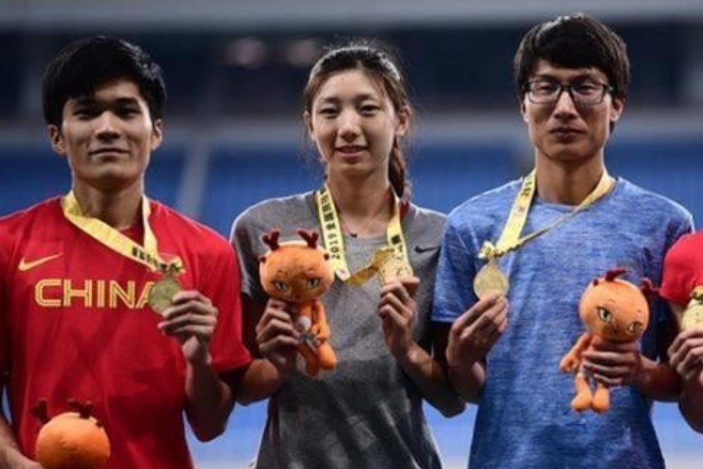 Chinese 400m runners Liao Mengxue (left) and Tong Zenghuan (right) pose with their medals. Photos: Sina Sports