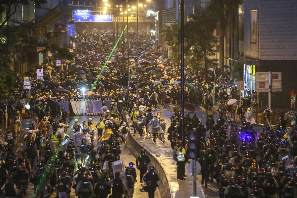 Hong Kong Police and Anti-government protesters clash in Tsuen Wan. Photo: Sam Tsang