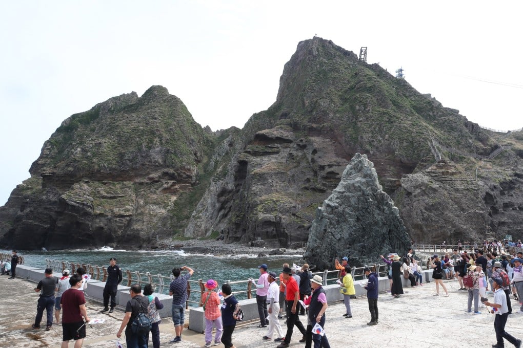 South Korean visitors tour the Dokdo Islets. Photo: EPA-EFE