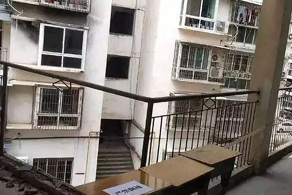 The railings gave way when the two boys bumped against them while play fighting. Photo: Weibo