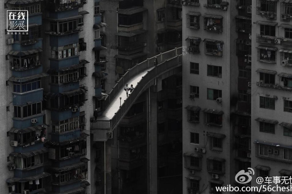 An aerial walkway links different blocks in a housing estate in Chongqing, southwest China. Source: Weibo