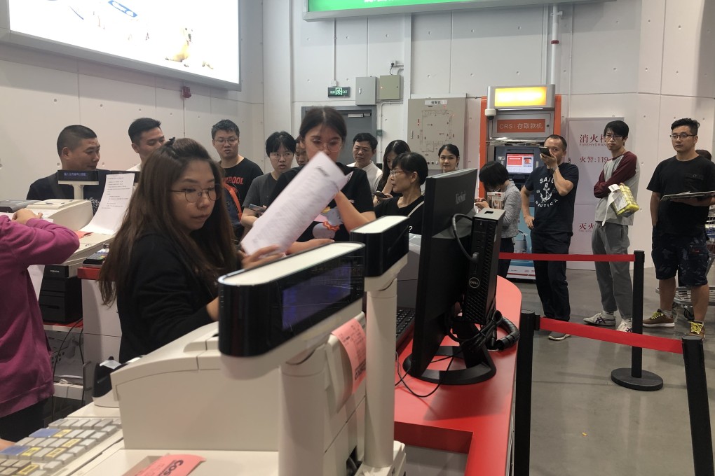 Shoppers queue up to withdraw their membership at Costco’s first mainland China store in Shanghai on Tuesday. Photo: Daniel Ren