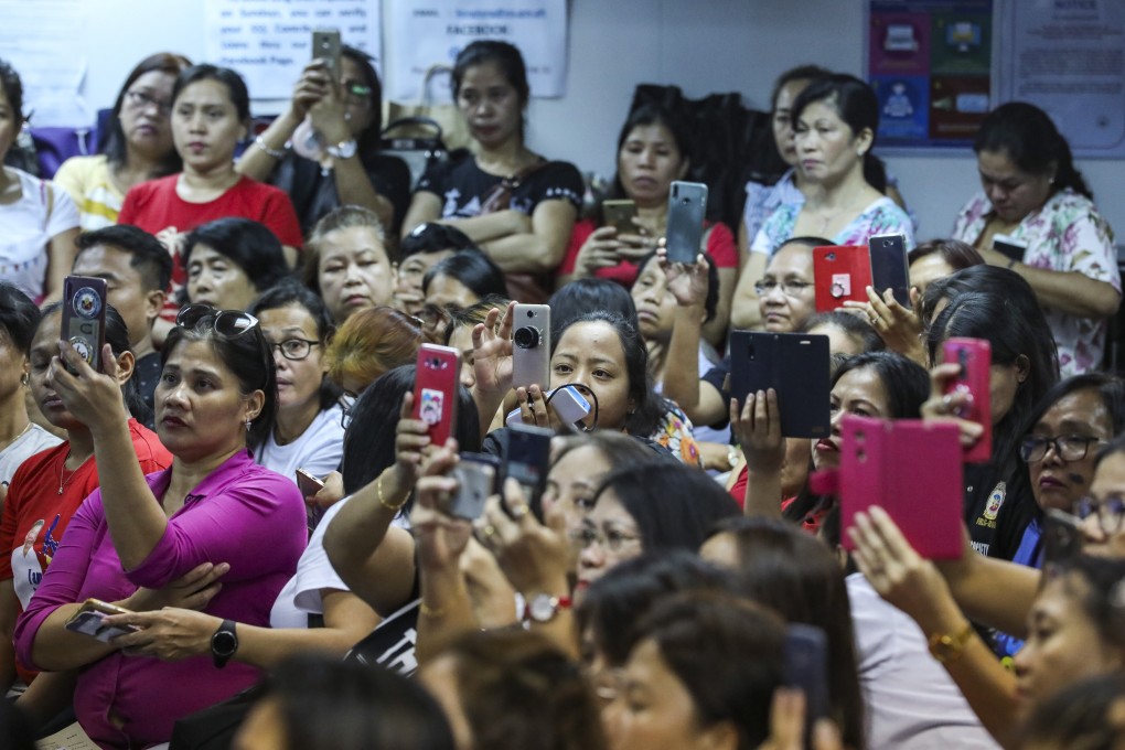 Filipinos at the Hong Kong consulate in Admiralty. Photo: Nora Tam