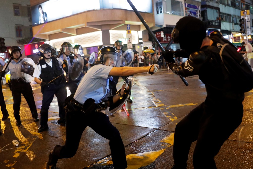 Police clash with an anti-government demonstrator at Tsuen Wan on August 25. Photo: Tyrone Siu