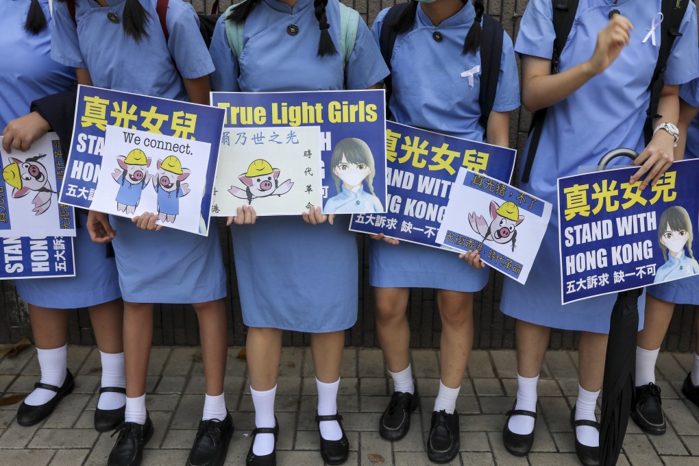 Alumni and students from True Light Girls’ College in Yau Ma Tei form a human chain, calling on Carrie Lam to meet all five demands of anti-government protesters. Photo: K.Y. Cheng