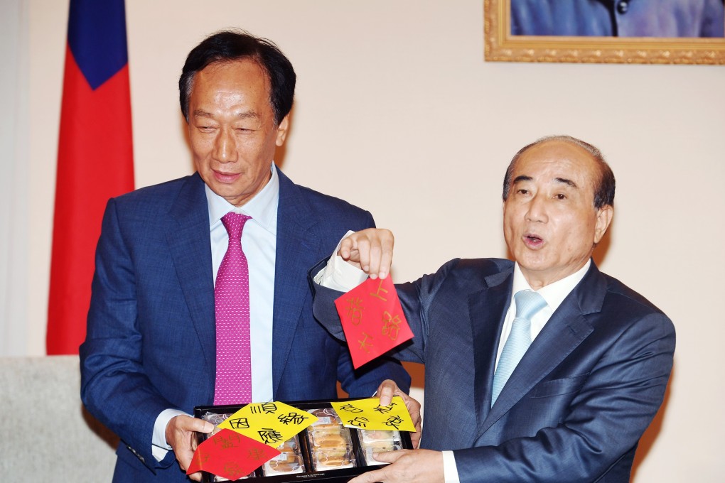 Foxconn founder Terry Gou (left) delivers a box of mooncakes to Taiwan’s former legislative speaker Wang Jin-pyng on Wednesday. Photo: CNA