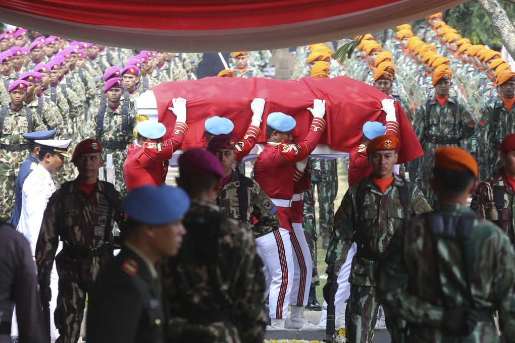 Soldiers carry the coffin containing former Indonesian President BJ Habibie. Photo: AP