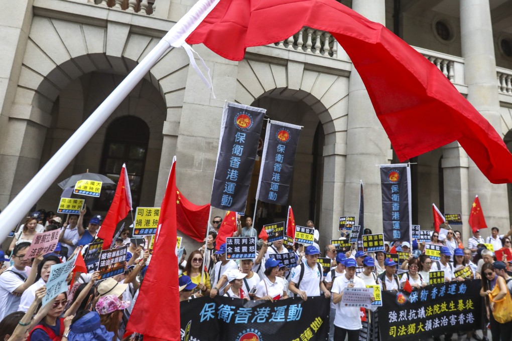Pro-government demonstrators gather outside the Court of Final Appeal in Central to demand resignation of Chief Justice Geoffrey Ma. Photo: Nora Tam