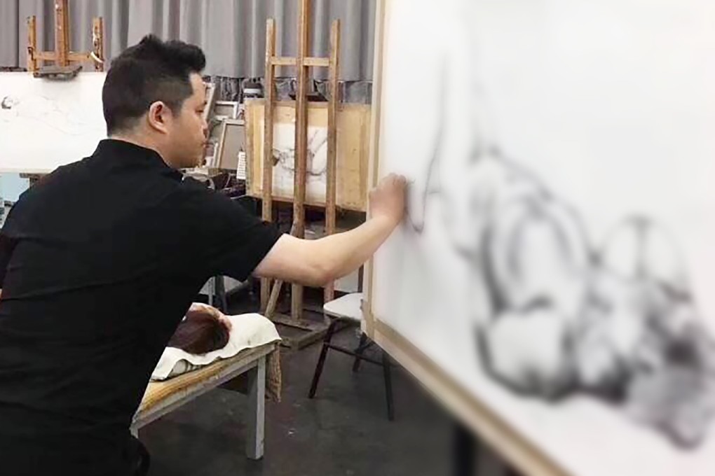 Pang Maokun teaches students to draw a nude model. Photo: Weibo