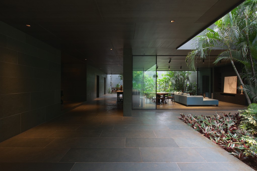 At Gomati House, in Malavli, India, stereophonic birdsong adds to the ambience of the family room, flanked by courtyards. Photo: Ira Gosalia and Sebastian Zachariah, Photographix