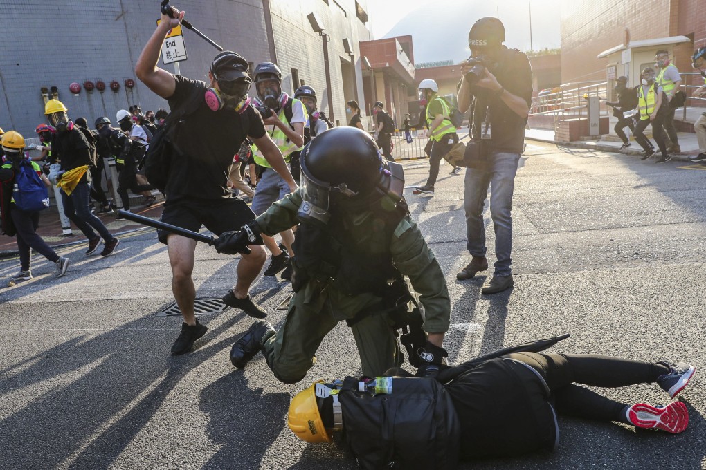 Anti-government protesters struggle with anti-riot police in Tuen Mun. Photo: Sam Tsang