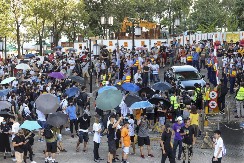 Anti-government protesters surround the car of Secretary for Constitutional and Mainland Affairs Patrick Nip in Tsing Yi. Photo: Felix Wong