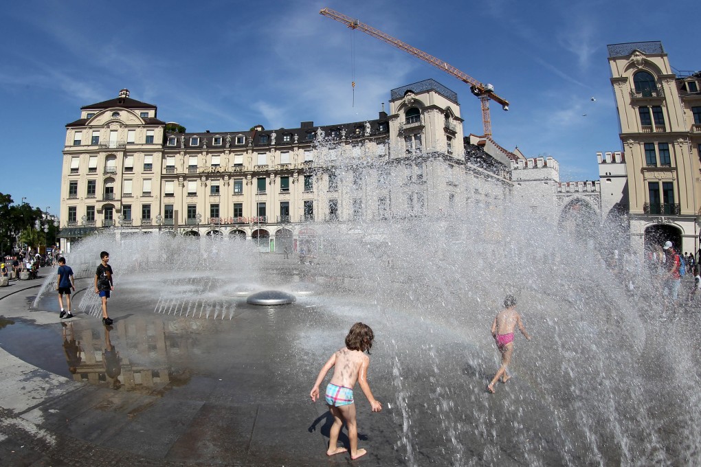 Children play at a fountain in Munich, southern Germany, on July 25. Photo: Xinhua