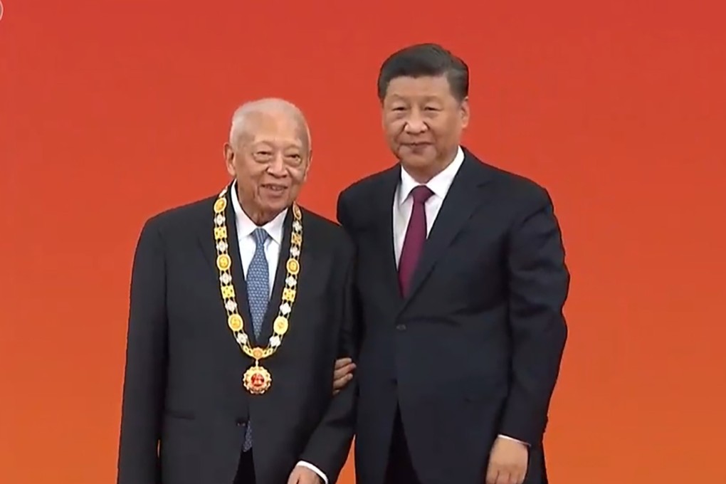 Former Hong Kong chief executive Tung Chee-hwa receives his national medal from Chinese President Xi Jinping on Sunday. Photo: CCTV
