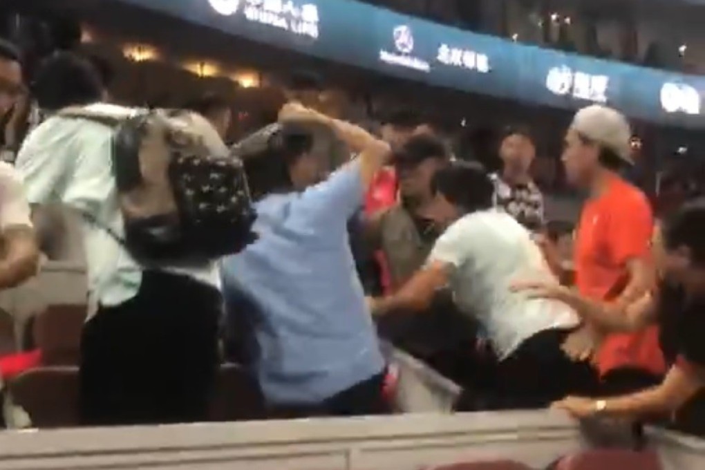 A blue-shirted man assaults another man at the China Open in Beijing. Photo: Twitter/@Twinkten2