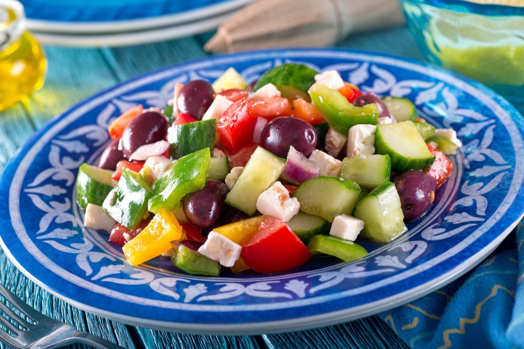 For a healthy salad, keep it simple with a tasty mix of ingredients such as in a greek salad with feta cheese, kalamata olives, cucumber, peppers, onion, and tomato. Photo: Alamy