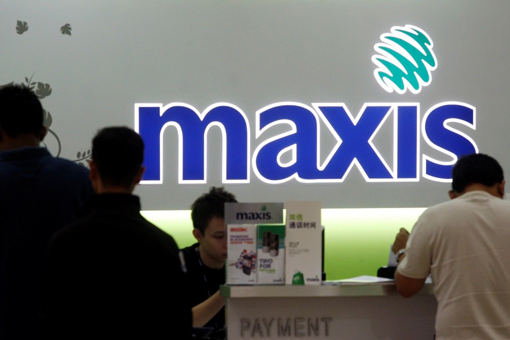 Customers pay bills at a Maxis outlet in Kuala Lumpur. Photo: Reuters
