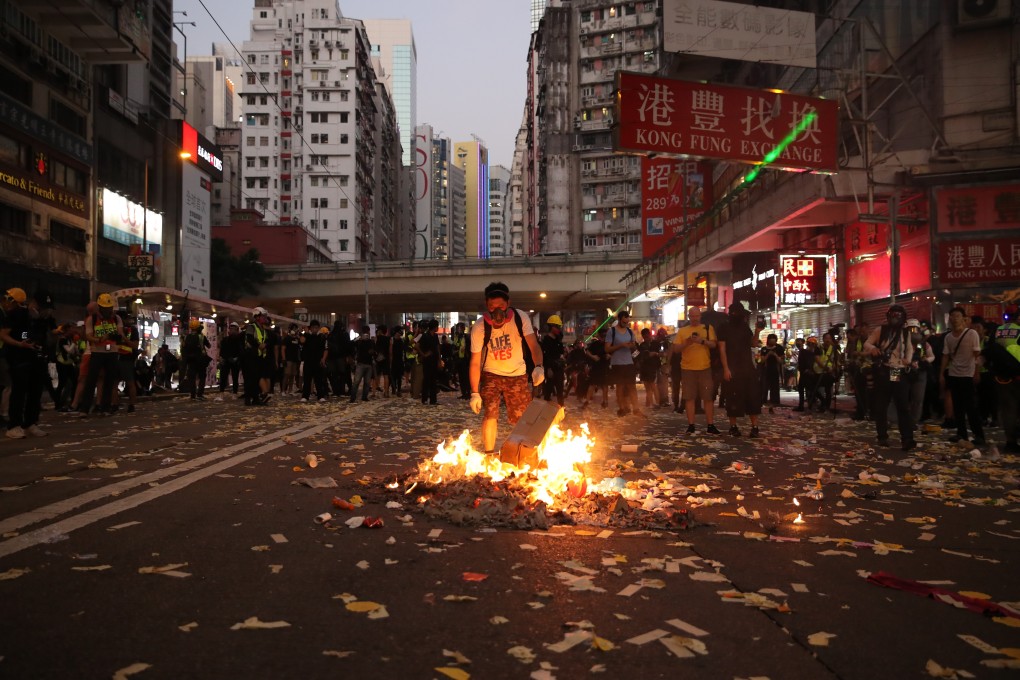 Anti-government protesters set a fire in Causeway Bay, Hong Kong. Photo: Winson Wong