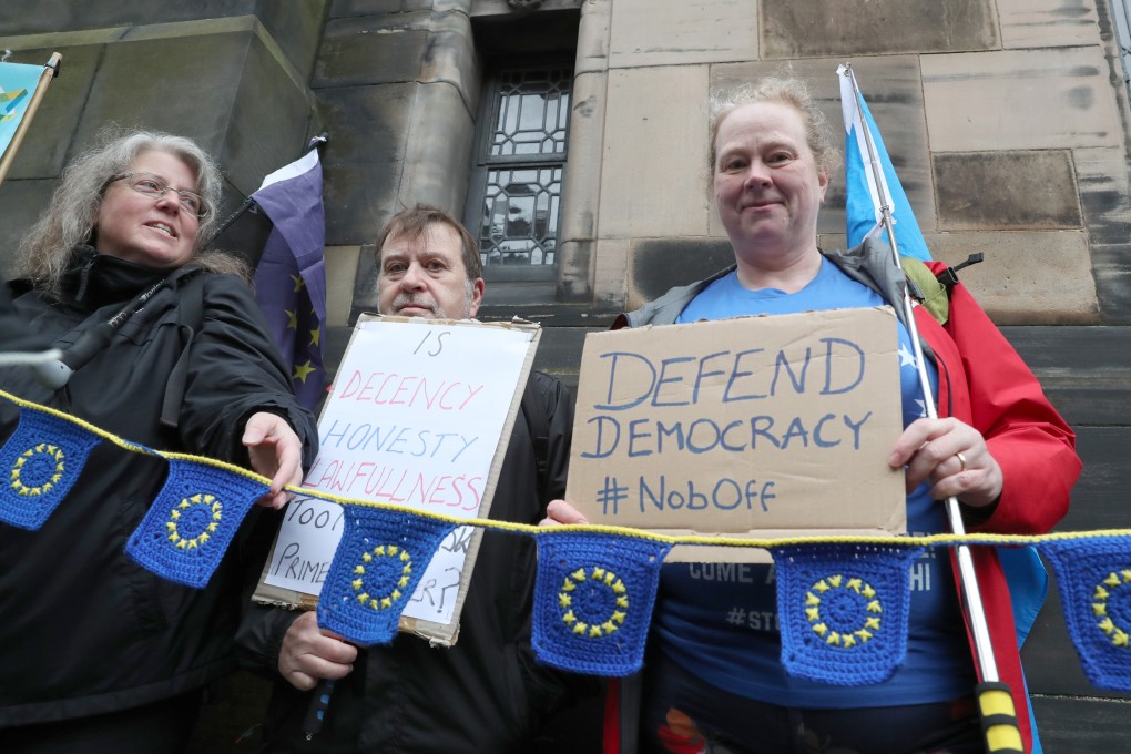 Demonstrators on Friday hold signs in front of the Court of Session in Edinburgh, which is currently hearing a lawsuit to ensure that British Prime Minister Boris Johnson requests a Brexit extension if he refuses to comply with the provisions of the Benn Act. Photo: dpa