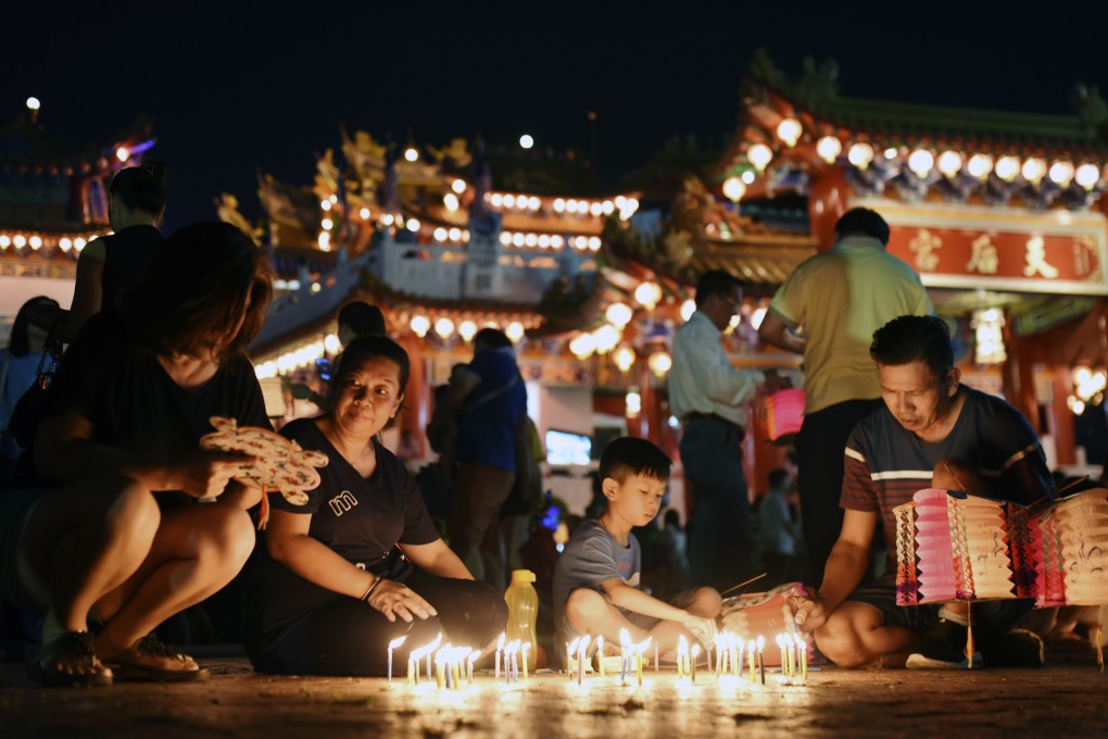 Ethnic Chinese people light candles as they celebrate Mid-Autumn Festival at a temple in Kuala Lumpur, Malaysia. Photo: AP