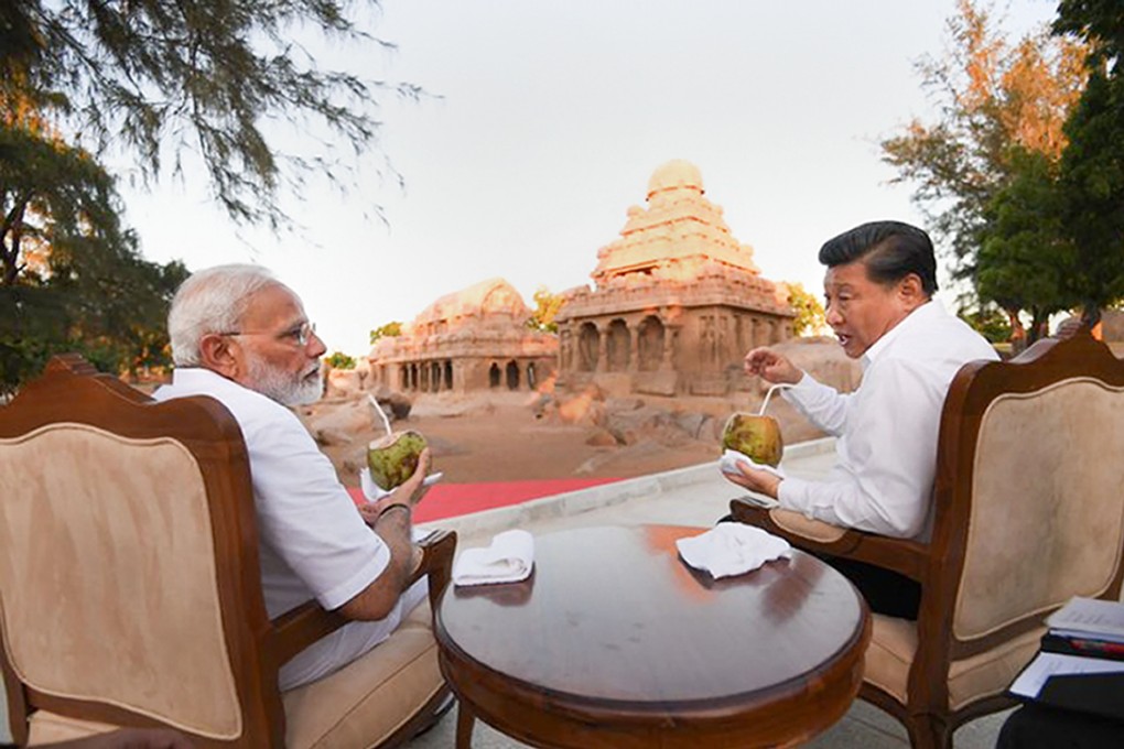 Indian Prime Minister Narendra Modi (left) and Chinese President Xi Jinping have informal talks in Mamallapuram, Tamil Nadu, on Friday. Photo: PTI via dpa