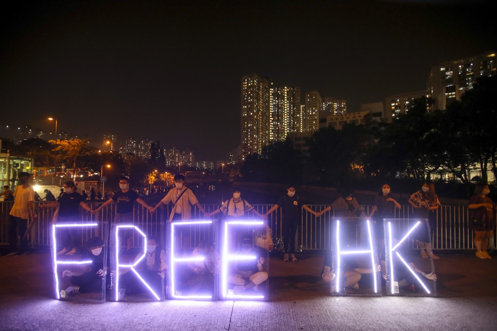 Hongkongers form 2km human chain to protest against alleged police ...