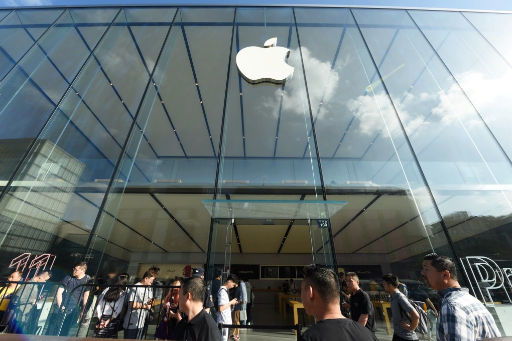 People queue outside an Apple store as the new iPhone 11, iPhone 11 Pro and iPhone 11 Pro Max go on sale, in Hangzhou, Zhejiang province, China September 20, 2019. Photo: Reuters