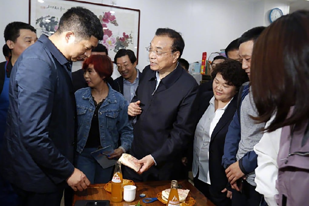 Chinese Premier Li Keqiang (centre) visiting a dumpling shop in Xian. Photo: Weibo
